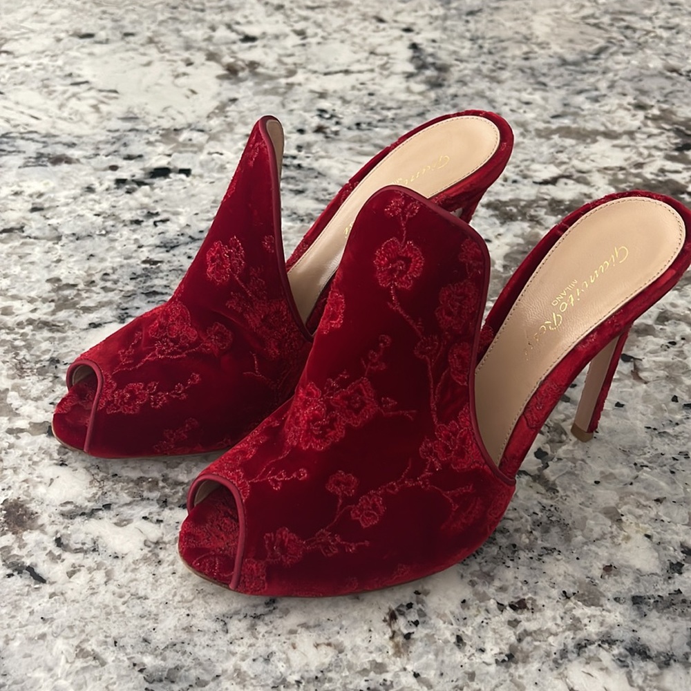 Gianvito Rossi Shanghai Heels in Tabasco Red. Size 39.